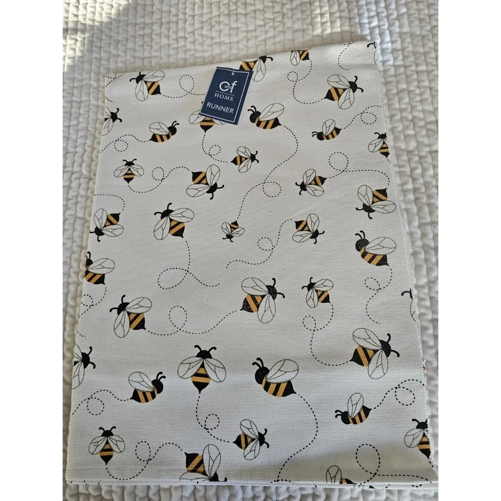 NWT Bumblebee‎ Table Runner 13